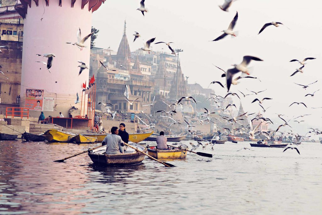 indie łódka płynąca rzeką latające ptaki travel journal z indii